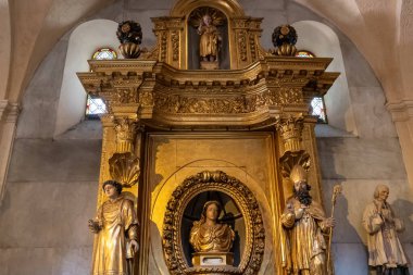 Antibes, Fransa - 21.09.2024: Antibes Katedrali İçinde Sunak ve Heykeller.