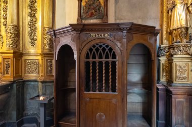 Antibes, Fransa - 21.09.2024: Antibes Katedrali 'nde İtirafname Süsleme.