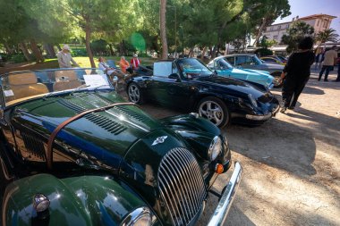 Antibes, Fransa - 21.09.2024: Sergide Klasik Arabalar.