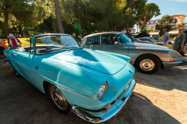 Antibes, Fransa - 21.09.2024: Vintage Citroen ve Peugeot Açık Hava Olayında.