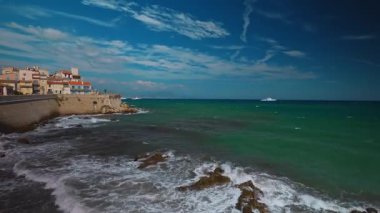 Antibes, Fransa - 21.09.2024: Eski kentte gezinti alanı.