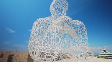 Antibes, Fransa - 21.09.2024: Vauban Limanında Le Nomade Heykel.