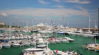 Antibes, Fransa - 21.09.2024: Antibes, Fransa 'da Vauban Limanı.