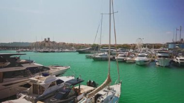 Antibes, Fransa - 21.09.2024: Antibes, Fransa 'da Vauban Limanı.