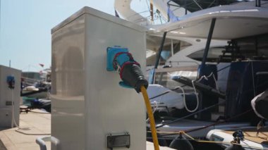Marinadaki tekneler için şarj istasyonu..