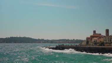 Fransa 'nın Antibes kentindeki gezinti güvertesinde.