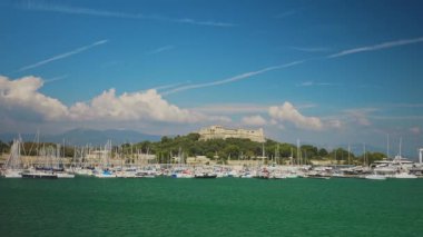Arka planda Le Fort Carre ile Vauban Limanı.