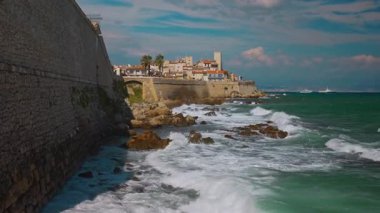 Fransa 'nın Antibes kentindeki gezinti güvertesinde.