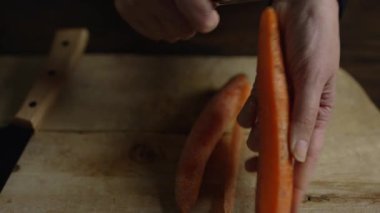 Bir kadın sebze soyarken havuç soyarmış..