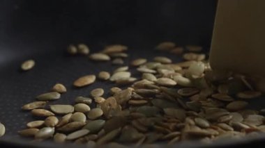 Kabak çekirdekleri kızartma tavasında kızarır..