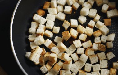 Kızartma tavasında kızarmış ekmek..