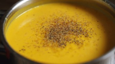 bir tencerede balkabağı çorbası.