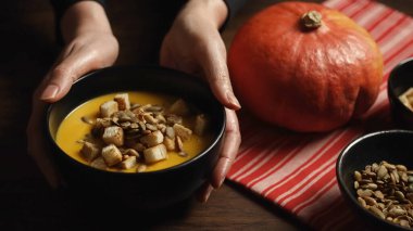 Bir kasede klasik balkabağı çorbası.