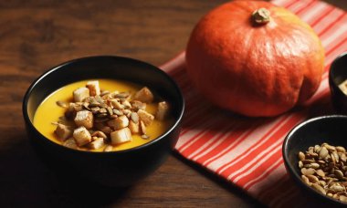 Bir kasede klasik balkabağı çorbası.