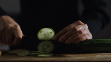 Bir kadın mermilere salatalık dilimliyor..