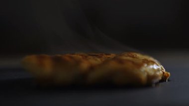 Taze pişmiş tavuk filetosu soğuyor..