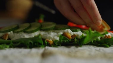 Tavuk filetosu ile shawarma hazırlıyorum..