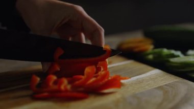 Biberi bıçakla dilimlemek..