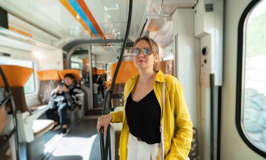 Trenin içinde seyahat eden kadın..