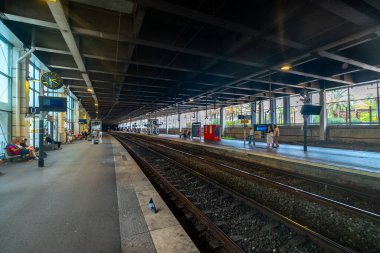 Cannes, Fransa - 22.09.2024: Cannes tren istasyonunun içi.