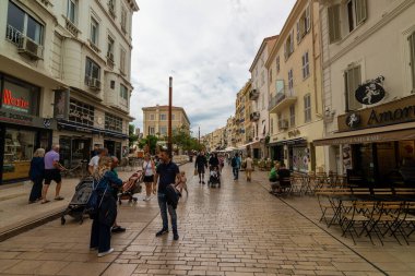 Cannes, Fransa - 22.09.2024: Cannes 'da yoğun merkez cadde.