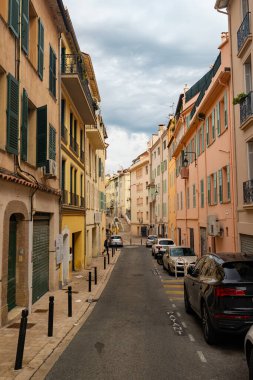 Cannes, Fransa - 22.09.2024: Kentteki eski sokaklar.