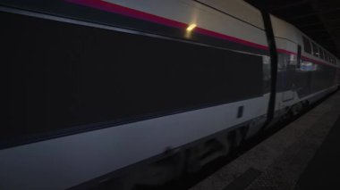 Cannes, Fransa - 22.09.2024: Cannes tren istasyonu içinde tren.