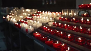 Kilisenin sunak üzerinde yanan mumlar.