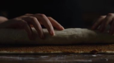 Cinnamon Roll Yapımı: Hamuru Kütüğe Sarmak.