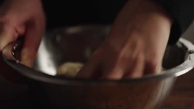 el ile hamur yoğurma.