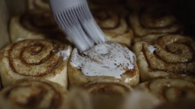 Tarçınlı rulo kremayla fırçalanmış..