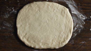 Yuvarlanmış bir parça para masanın üzerinde yatıyor..