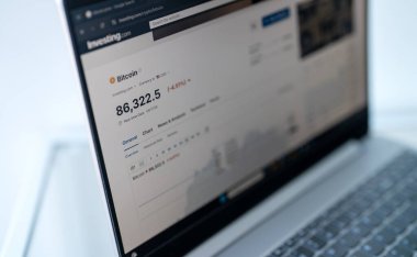 Tallinn, Estonya - 2025.03.08: Yatırım sayfasında Bitcoin döviz kuru açıldı.