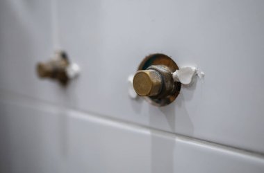 Musluk kaldırılırken boruları kapatmak için metal kapaklar.