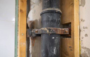 Bir apartmandaki eski kanalizasyon yığını.