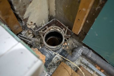 Parçalanmış kanalizasyon yığını yeni bir boruyla değiştirilmeyi bekliyor.