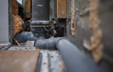 Bir apartmanda Sovyet döneminden kalma eski bir tesisat yığını..