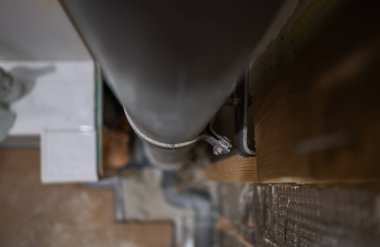 Bir apartmanda Sovyet döneminden kalma eski bir tesisat yığını..