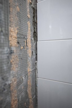 Tadilat sırasında bir duvarda kısmi döşeme.