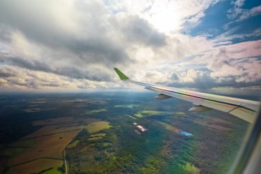 Kanat bir uçağı, penceresinden görüntülemek.