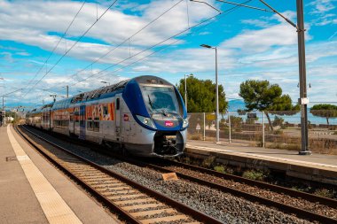 Güzel, Fransa - 18.09.2024: İstasyonda tren.
