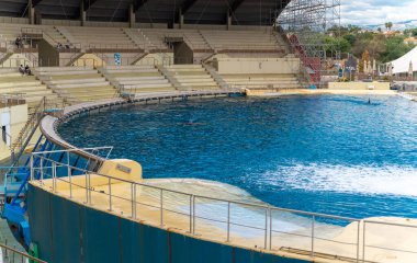 Antibes, Fransa - 18.09.2024: Marineland 'deki orka gösterileri için büyük havuz.