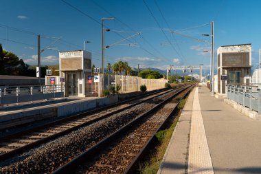 Antibes, Fransa - 18.09.2024: Biot tren istasyonu platformu.