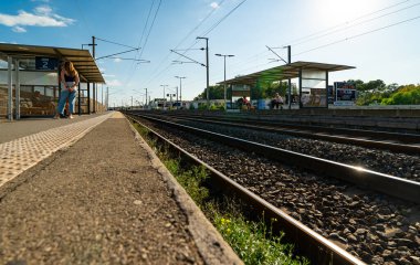 Antibes, Fransa - 18.09.2024: Biot tren istasyonu platformu.