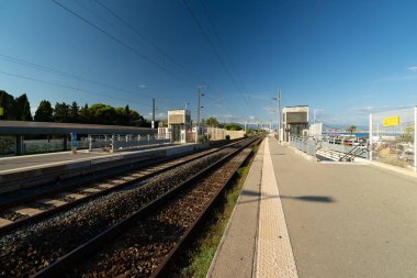 Antibes, Fransa - 18.09.2024: Biot tren istasyonu platformu.