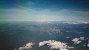 Uçaktan Alp dağlarının manzarası.