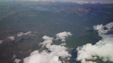 Uçaktan Alp dağlarının manzarası.