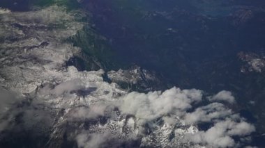 Uçaktan Alp dağlarının manzarası.