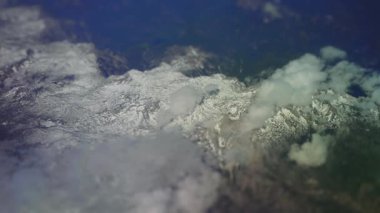 Uçaktan Alp dağlarının manzarası.