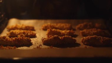 Fırında tavuk şeritleri pişiriyorum..